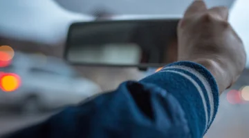 Kijk je door de voorruit of in de achteruitkijkspiegel