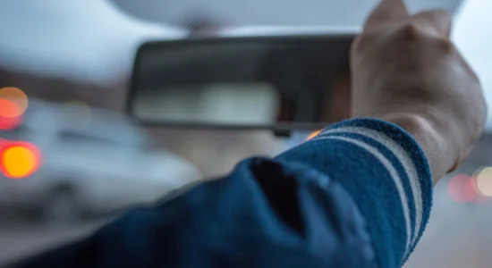 Kijk je door de voorruit of in de achteruitkijkspiegel